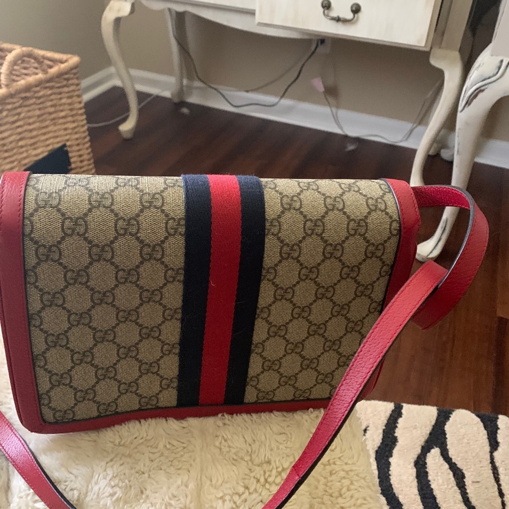 Gucci queen purse